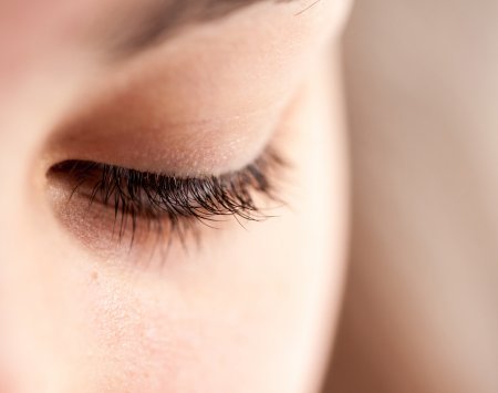 how to treat dermatitis on eyelids